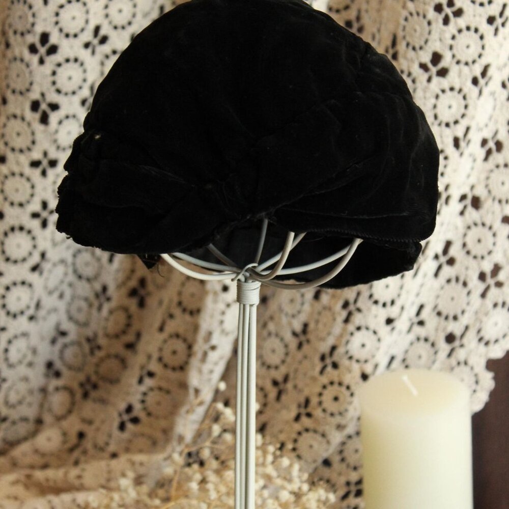 Vintage 1920s Cloche Hat, Black Velvet Southern California Modes Victoria